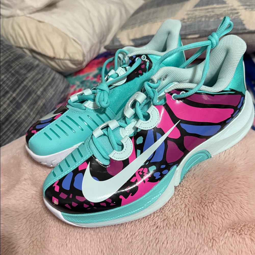NWOB Nike Teal and White Zoom GP Turbo Sneakers Women’s size 9